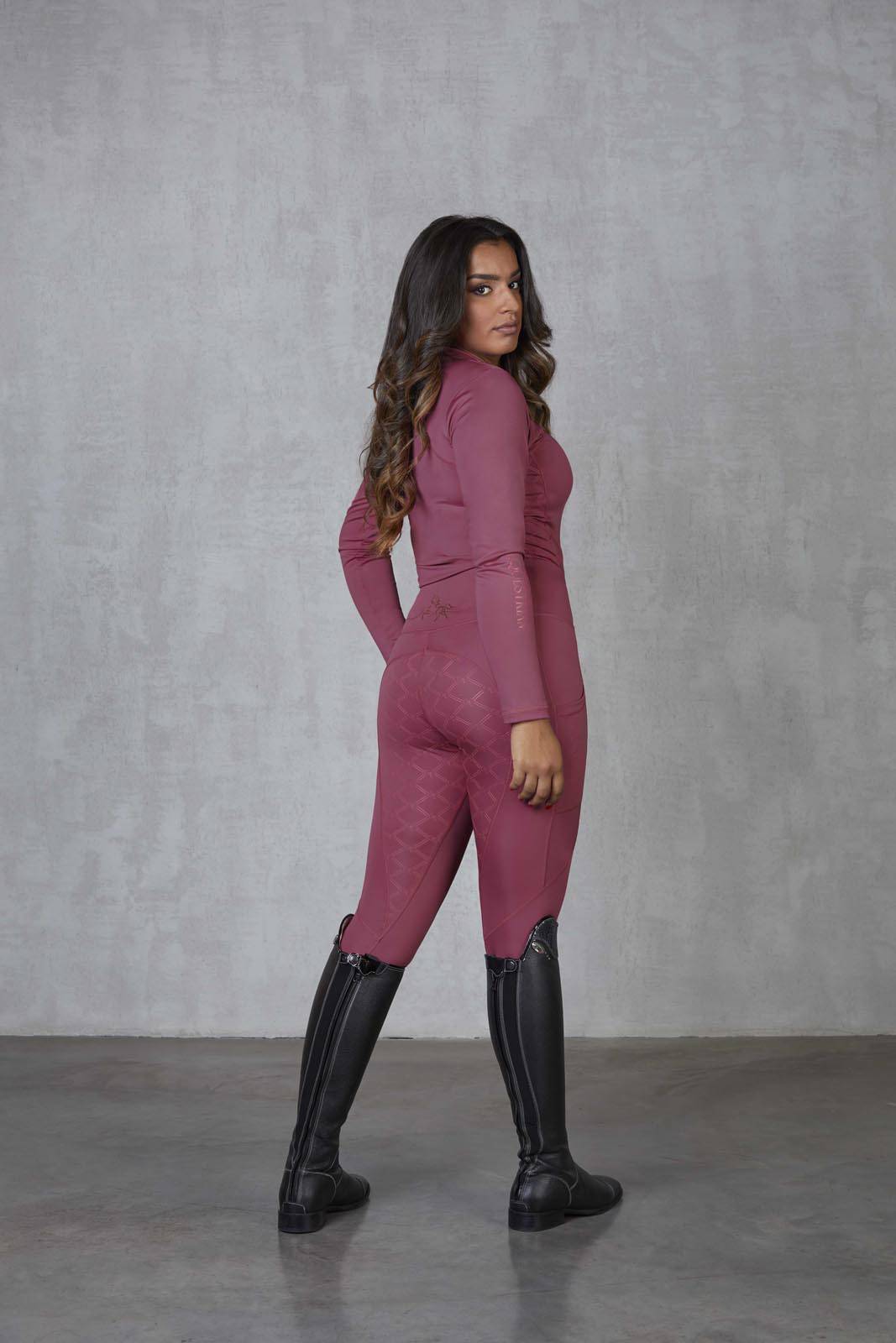 Model wearing berry pink base layer.